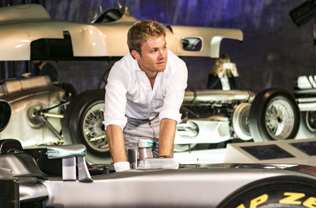 ...zusammen mit Nico Rosberg in den ersten Stock des Museums gebracht.