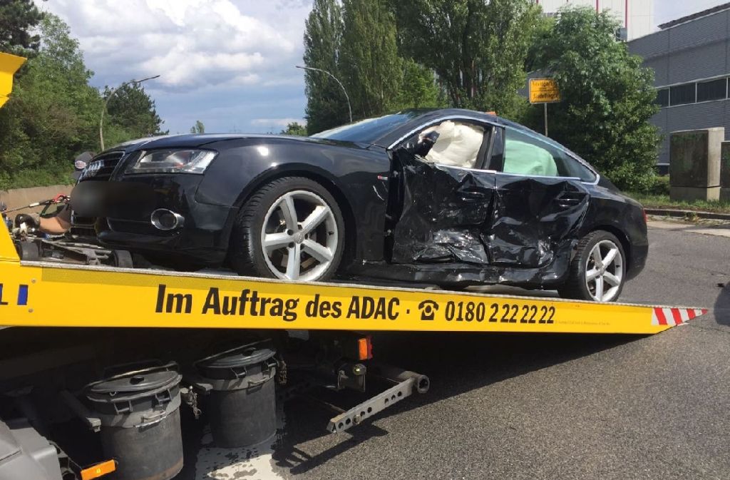 An den beteiligten Fahrzeugen entstand insgesamt ein Schaden von circa 35000 Euro. Sie mussten von der Unfallstelle abgeschleppt werden.