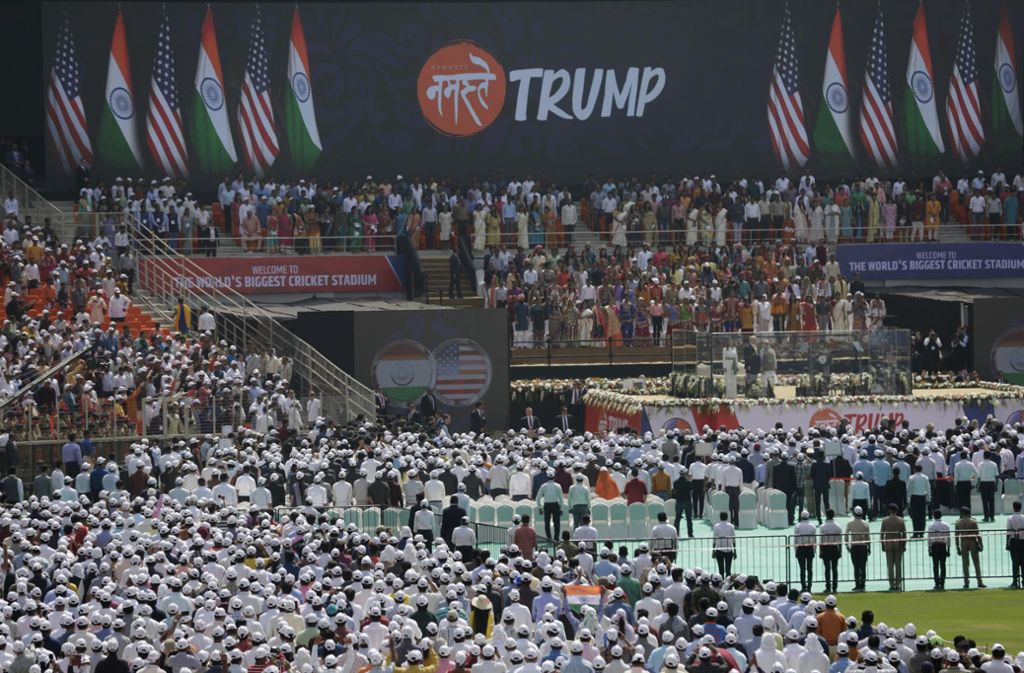 Die Zuschauer im Sardar Patel Stadium jubelten dem US-Präsidenten frenetisch zu.