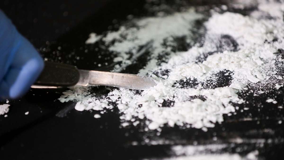  Polizeibeamte kontrollieren einen 39 Jahre alten Mann in der Klett-Passage. Bei der Durchsuchung finden sie neben mehreren Hundert Euro Bargeld auch Kokain und Heroin. 