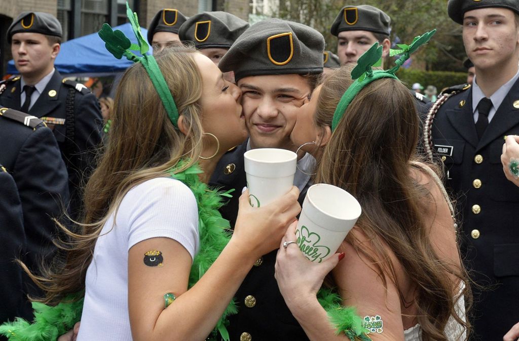 Auf den Straßen feiern Iren und Irland-Fans ihren Nationalheiligen.