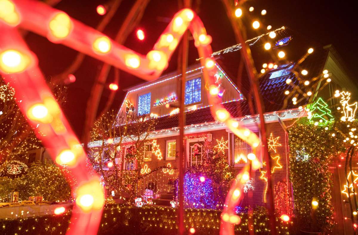 Hamburg: Das funkelnde Haus steht im Stadtteil Lurup. Mehr als 80 000 Lichter installieren zwei Nachbarn jedes Jahr zur Adventszeit an ihrem Doppelhaus und verwandeln es damit in ein buntes Lichtermeer.