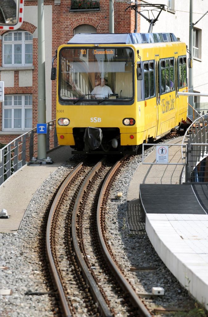 13. Zahnrad- und Seilbahn – Schienen-ÖPNV im Bergland: In Stuttgart sind die Straßen so steil, dass der Motor der Stadtbahn an Grenzen gerät. Bei achteinhalbprozentigen Neigung hält die steilste normalspurige Schienenstrecke Europas dagegen. Zum Stuttgarter Stadtbahnnetz gehören – das ist einzigartig in Deutschland – Seilbahn und Zacke. Man weiß sich zu helfen, damit es bei uns stets aufwärts geht.