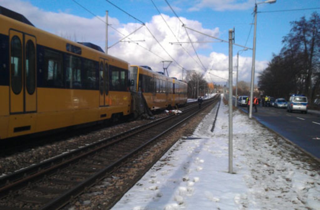 Nach einem tragischen Stadtbahnunfall, bei dem zwei Gleisarbeiter am Donnerstag ums Leben gekommen sind, ist die Strecke zwischen Sonnenberg und Riedsee für den Stadtbahn- und Straßenverkehr bis auf weiteres gesperrt.
