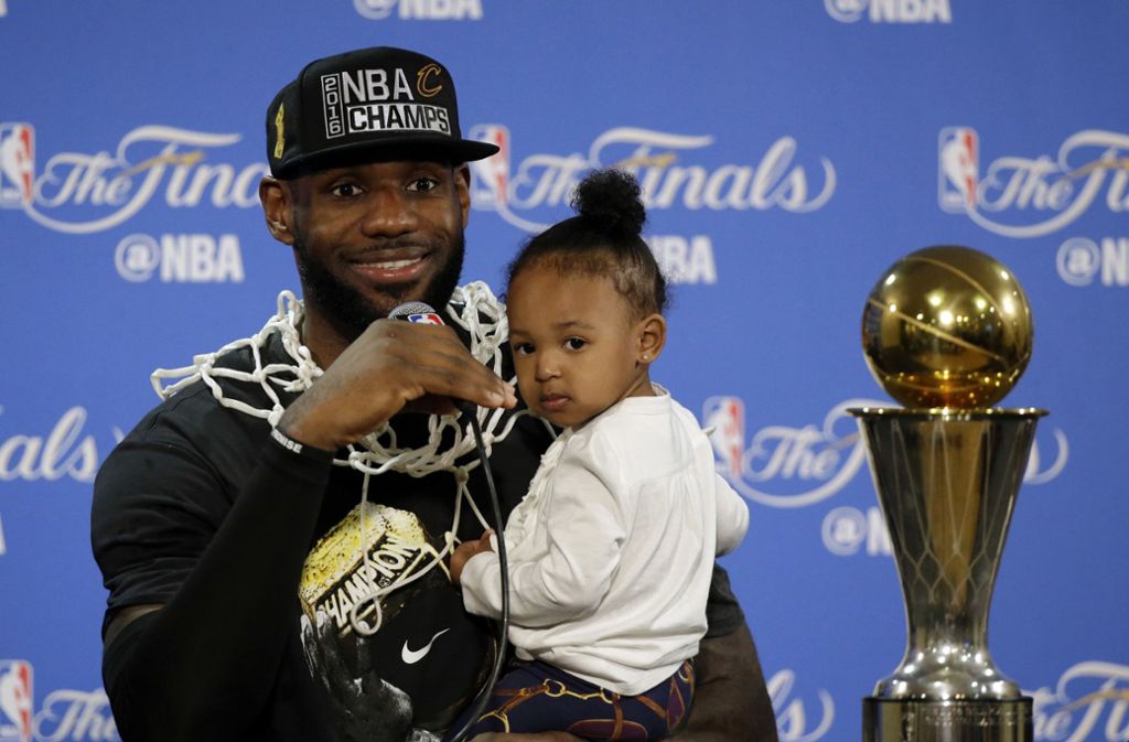 3. Platz: LeBron James (im Bild mit seiner Tochter), Basketballspieler aus den USA, verdient 77,2 Millionen Dollar (72,9 Millionen Euro).