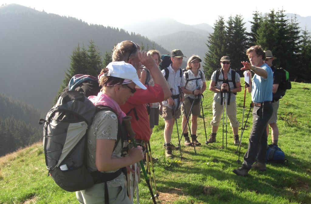 Wanderführer Norbert Parucha (rechts) hat ein gutes Gespür für die Teilnehmer und die Länge der meditativen Einheiten.