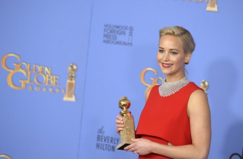 Golden-Globe-Gewinnerin Jennifer Lawrence kam zur Preisverleihung im roten Kleid mit Cut-Outs an den Seiten. Foto: EPA
