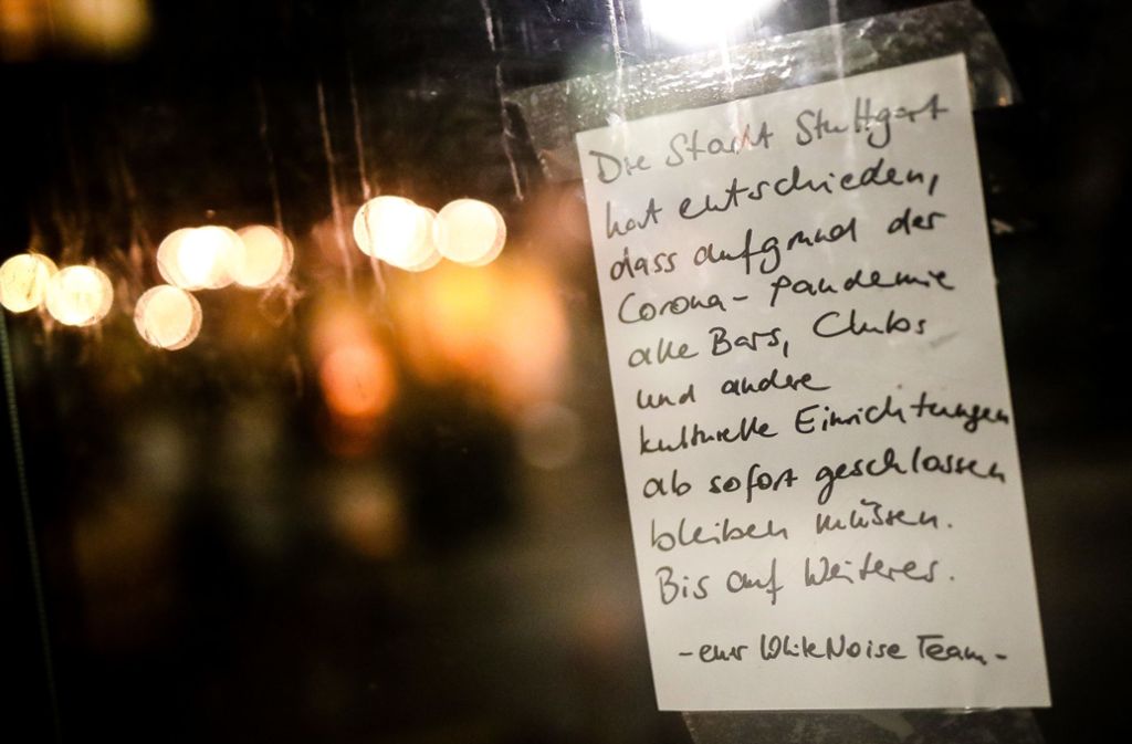 Zettel am  White Noise, der über die Schließung informiert Foto: dpa/Christoph Schmidt
