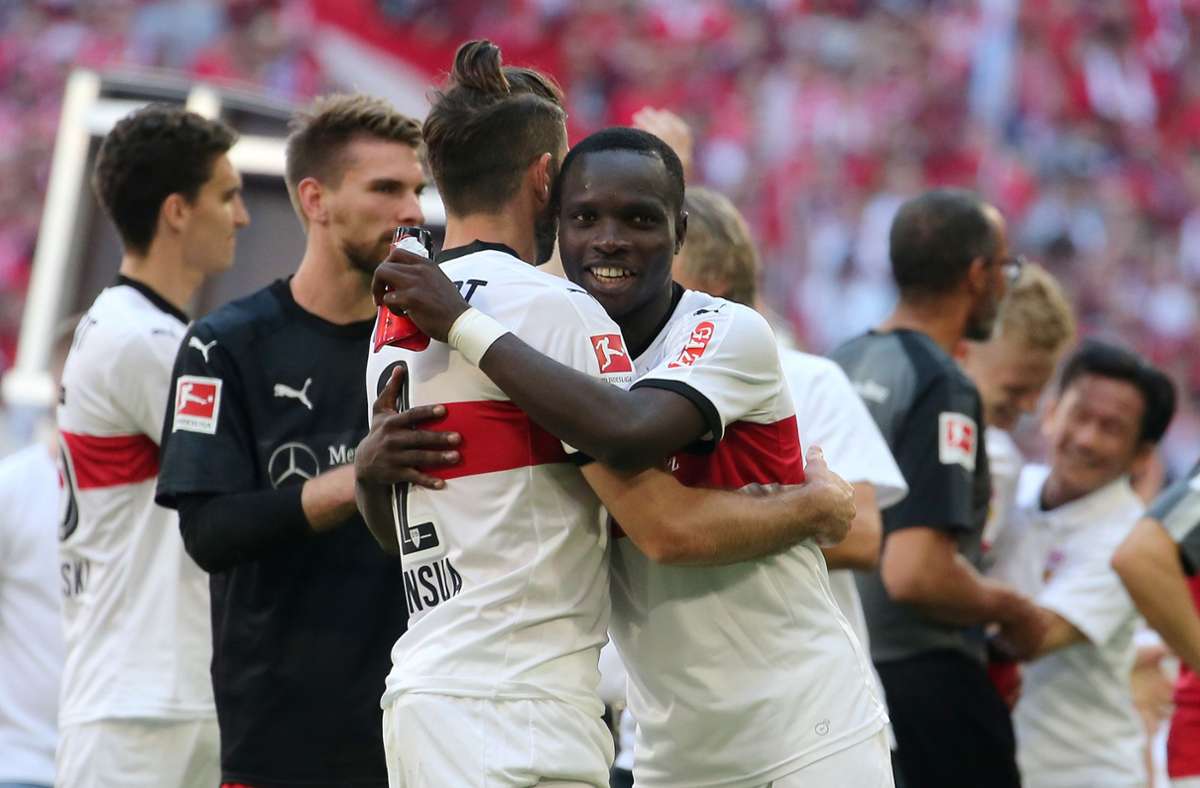 Chadrac Akolo (re.) und Emiliano Insua bejubeln das 4:1 des VfB Stuttgart beim FC Bayern München – wo spielen die beiden heute?