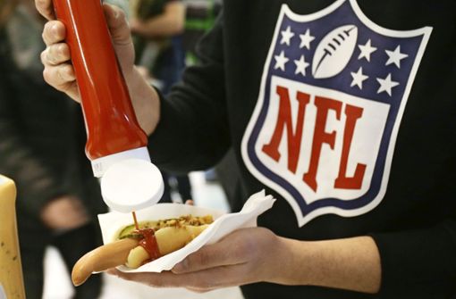 Einen Hotdog, bitte: Essen spielt bei der  Super-Bowl-Party eine wesentliche Rolle. Foto: Baumann