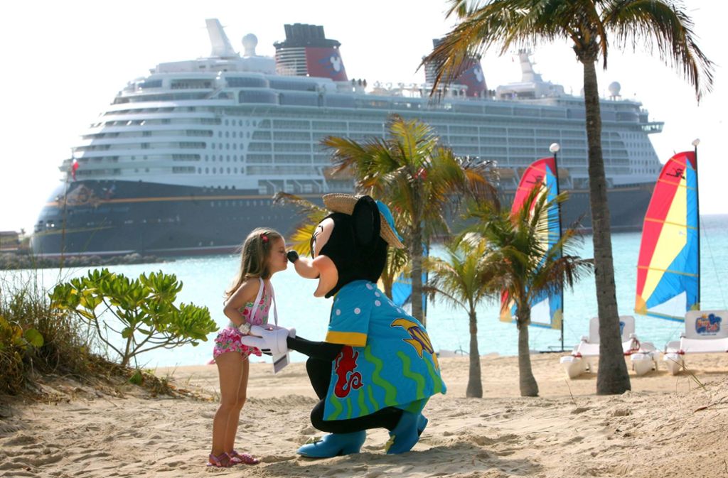 1996 stieg Disney Cruise Line ins Privatinselgeschäft ein und pachtete das ehemalige Piratenversteck Gorda Cay bei Nassau. Der Entertainment-Konzern baute die zu den Bahamas gehörende 17,5 km2 große Insel mit der ihm eigenen Perfektion zum Freizeitpark aus und benannte sie in Castaway Cay um.