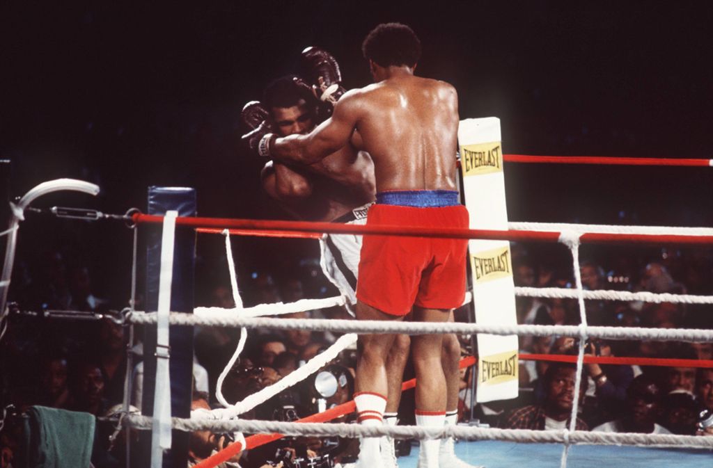 Im Jahr 1974 besiegt Muhammad Ali seinen Herausforderer George Foreman im sogenannten „Rumble in the Jungle“ in Kinshasa.