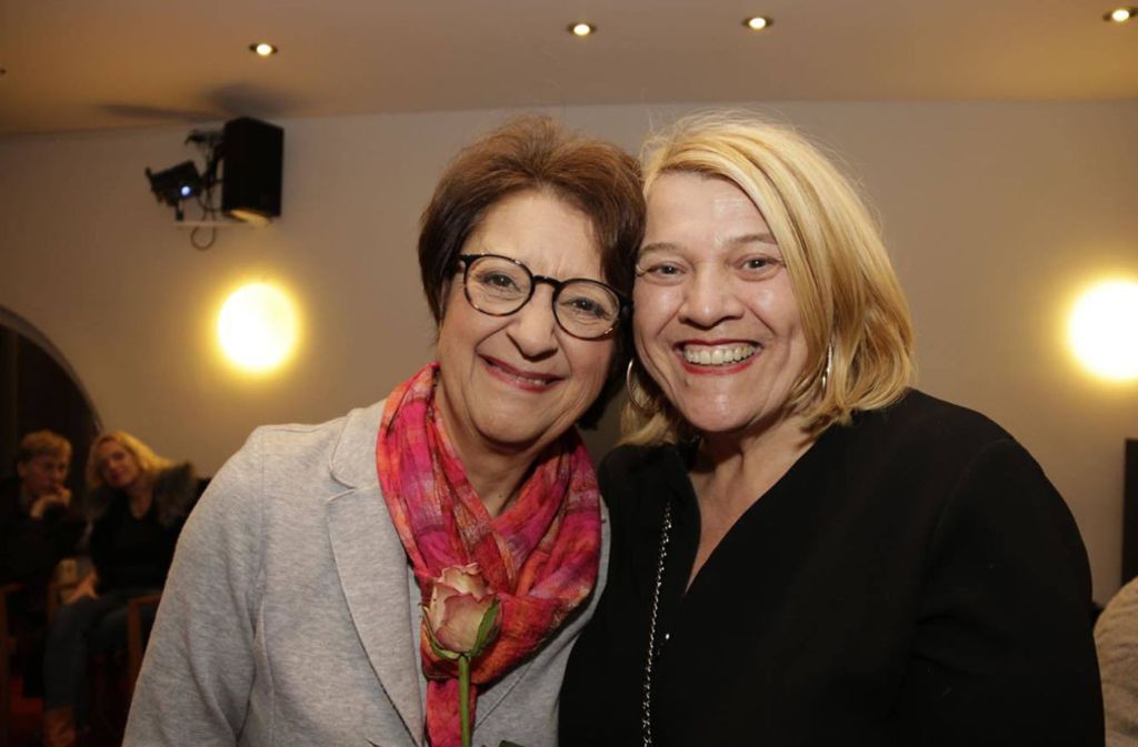 Schauspielerin Monika Hirschle (links) und Spitzenköchin Léa Linster bei der Premierenfeier in der Komödie im Marquardt.
