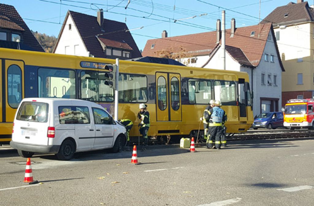 Am Dienstagvormittag kracht ein Pkw beim Linksabbiegen in Wangen gegen eine Stadtbahn der Linie U13.