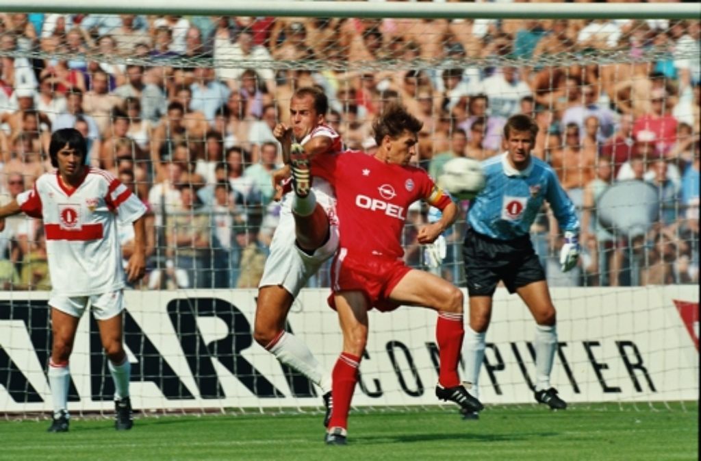1990/91: Platz 6. Auf dem Foto: Der Stuttgarter Michael Frontzek im Zweikampf mit Klaus Augenthaler vom FC Bayern München.