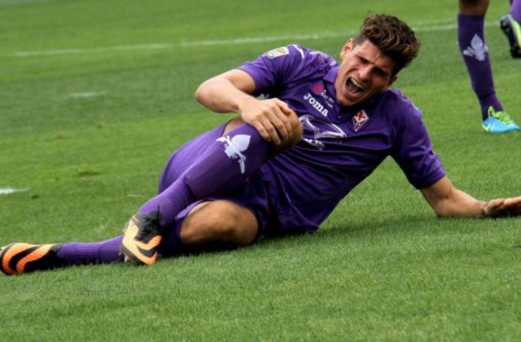 Ein Foto aus dem Florenz-Spiel, in dem sich Mario Gomez am Knie verletzt hat.