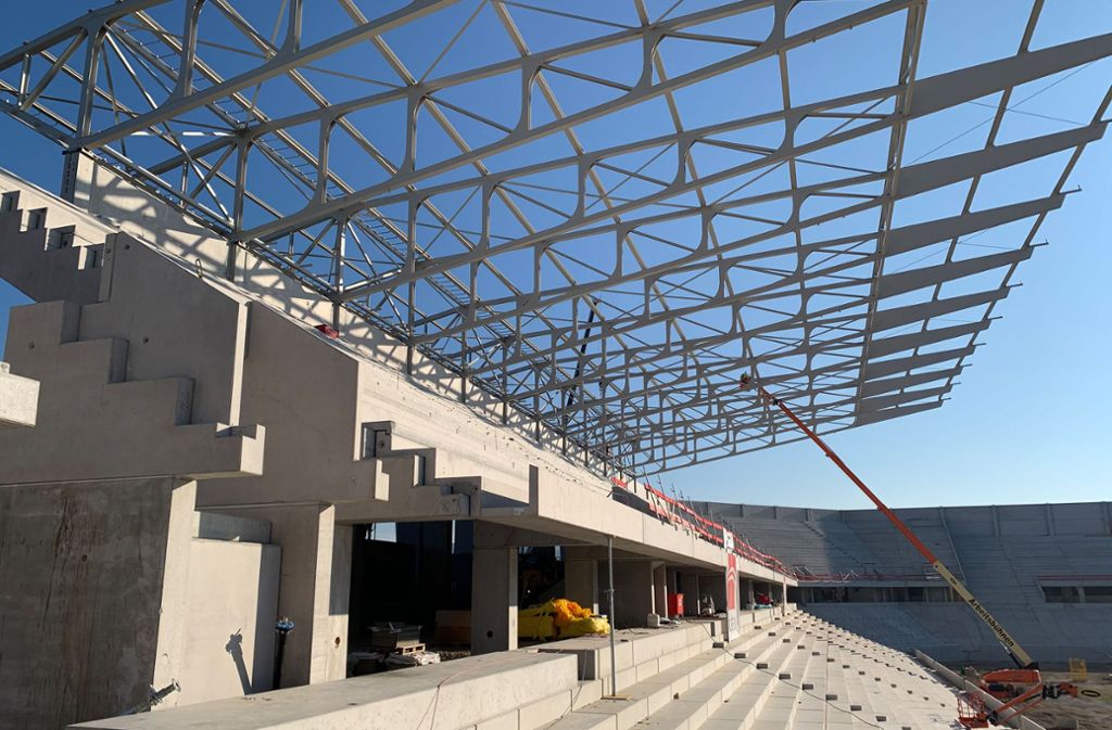 Das Dachtragwerk des Stadions ist als Stahlfachwerkkonstruktion mit knapp 40 Meter weit auskragenden, geschweißten Hauptfachwerkträger geplant.