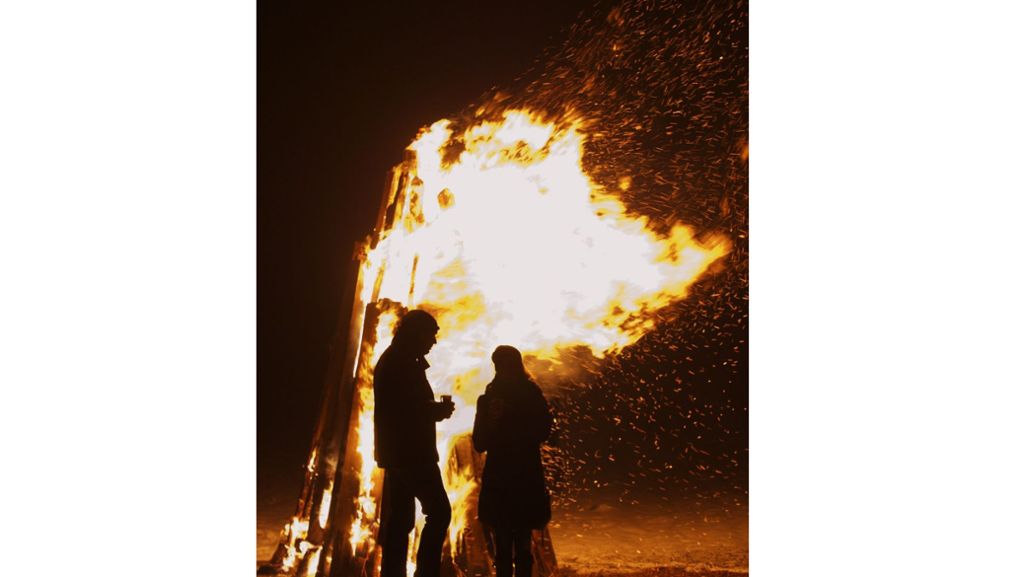 Freudenfeuer in Perouse: Das  Feuer der  Freiheit lodert