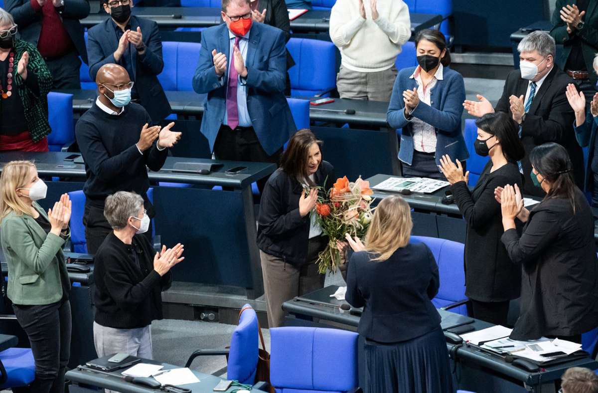 Katrin Göring-Eckardt (Mitte) nahm nach ihrer Wahl zur stellvertretenden Bundestagspräsidentin  Glückwünsche entgegen. Foto: dpa/Bernd von Jutrczenka