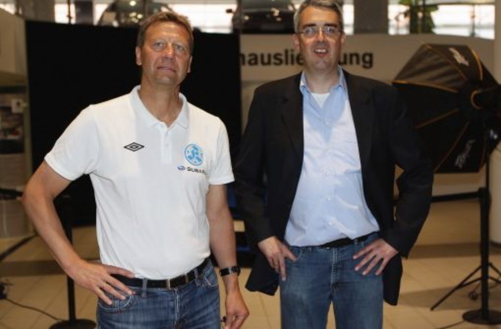 Guido Buchwald (Präsidiumsmitglied Kickers) und Jürgen Ehlenberger (Marketing Subaru).