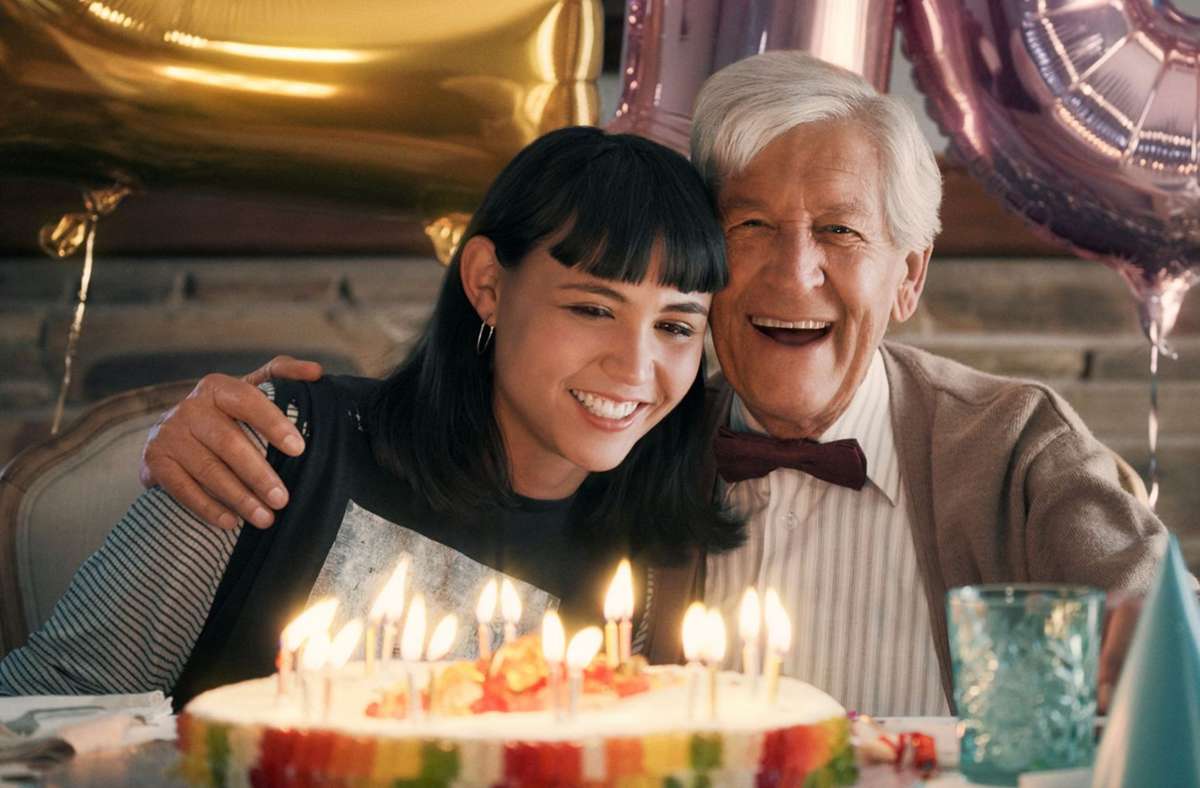 In einem der Spots zum 100. Geburtstag wirbt ein Opa mit seiner Enkelin für das Unternehmen und seine Produkte.