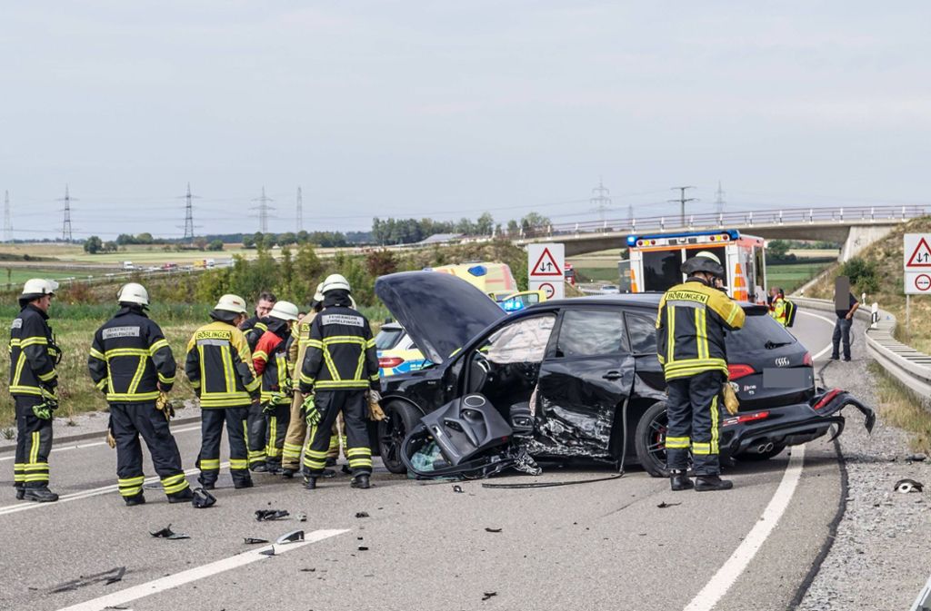 Der Schaden durch den Unfall wird auf rund 100.000 Euro geschätzt.