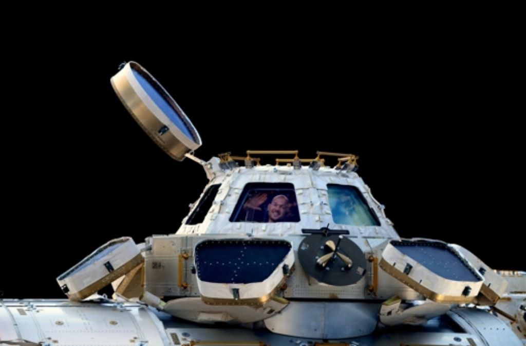 Ein letztes Mal in der Cupola genannten Aussichtsplattform der ISS. Von hier aus machte Alexander Gerst viele seiner Fotos, die er anschließend über Twitter verbreitete.