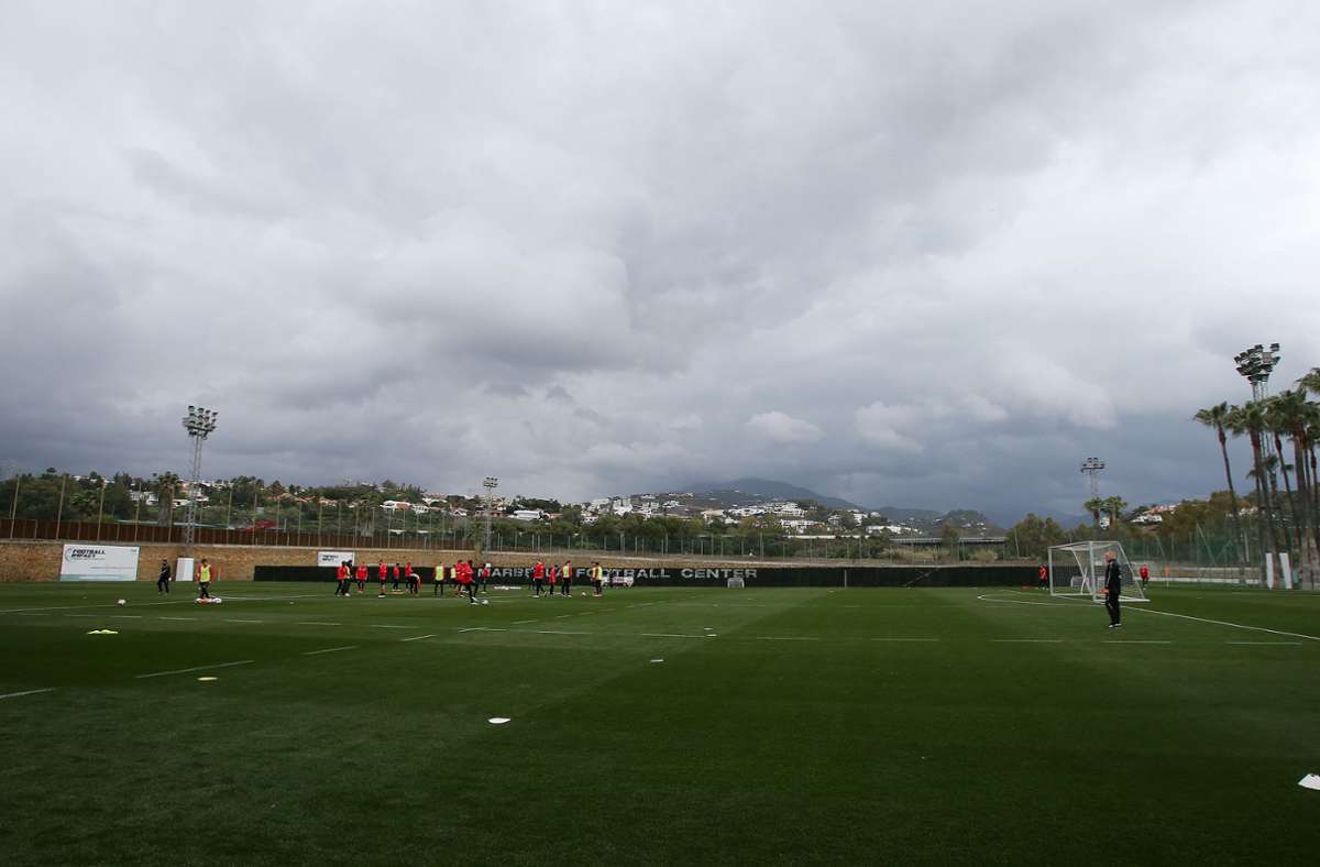 25. Januar: Bei teils dunklen Wolken fand am Dienstag das erste Training des VfB im Trainingslager in Marbella statt.