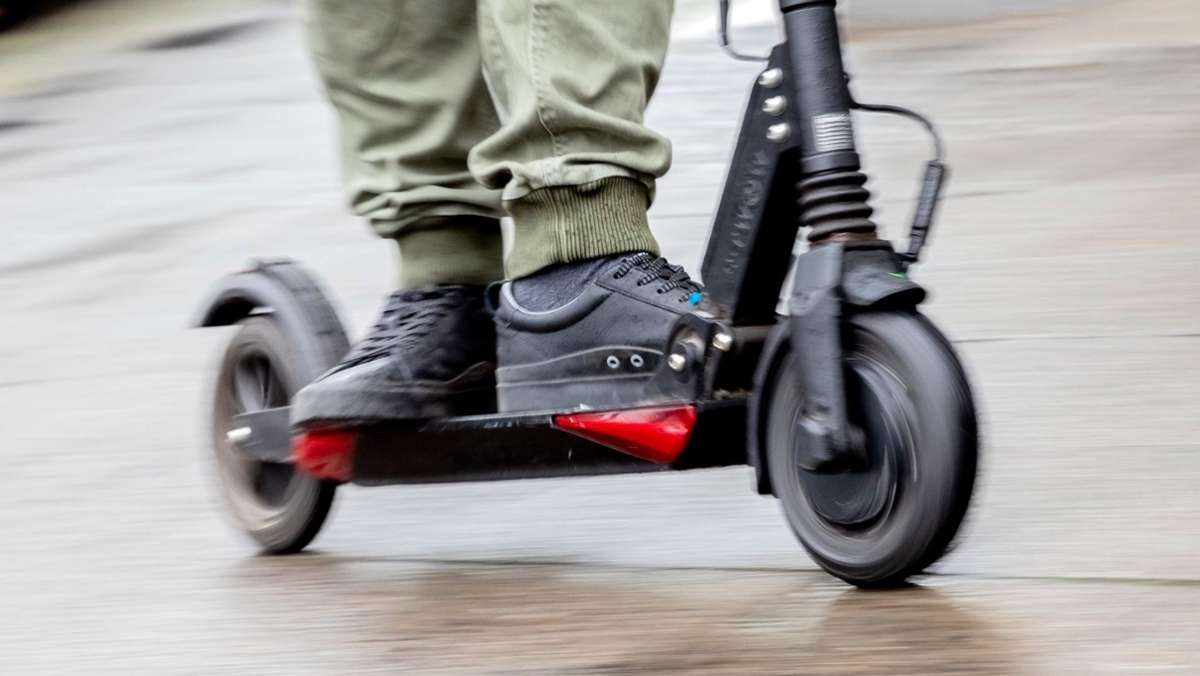 Unfall in Mannheim: E-Scooter-Fahrer gerät  unter Straßenbahn