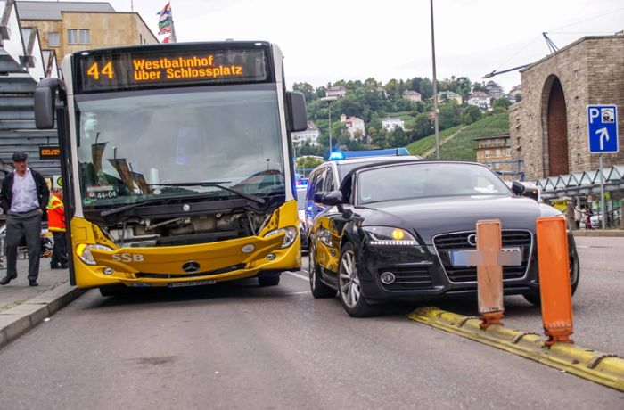 Zwei Verletzte nach Unfall mit Linienbus und Audi