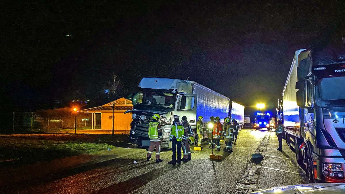 Unfall auf dem Parkplatz Heckengäu: Lkw-Reparatur an der A 8 endet tödlich