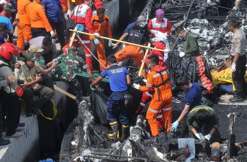 Eine Fähre war in Indonesien mit mehr als 230 Menschen an Bord zu einer Ferieninsel unterwegs, als ein Feuer ausbrach. Medienberichten zufolge stieg zuerst aus dem Maschinenraum Rauch auf. Foto: AFP