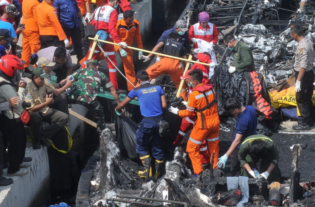 Eine Fähre war in Indonesien mit mehr als 230 Menschen an Bord zu einer Ferieninsel unterwegs, als ein Feuer ausbrach. Medienberichten zufolge stieg zuerst aus dem Maschinenraum Rauch auf. Foto: AFP