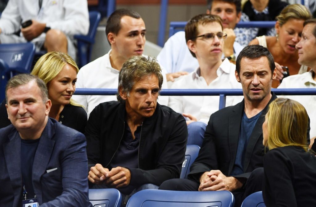 Zusammen mit Schauspielerin Christine Taylor und Schauspieler Ben Stiller sah sich Hugh Jackman (rechts) das Spiel zwischen Novak Djokovic und Jo-Wilfried Tsonga an.