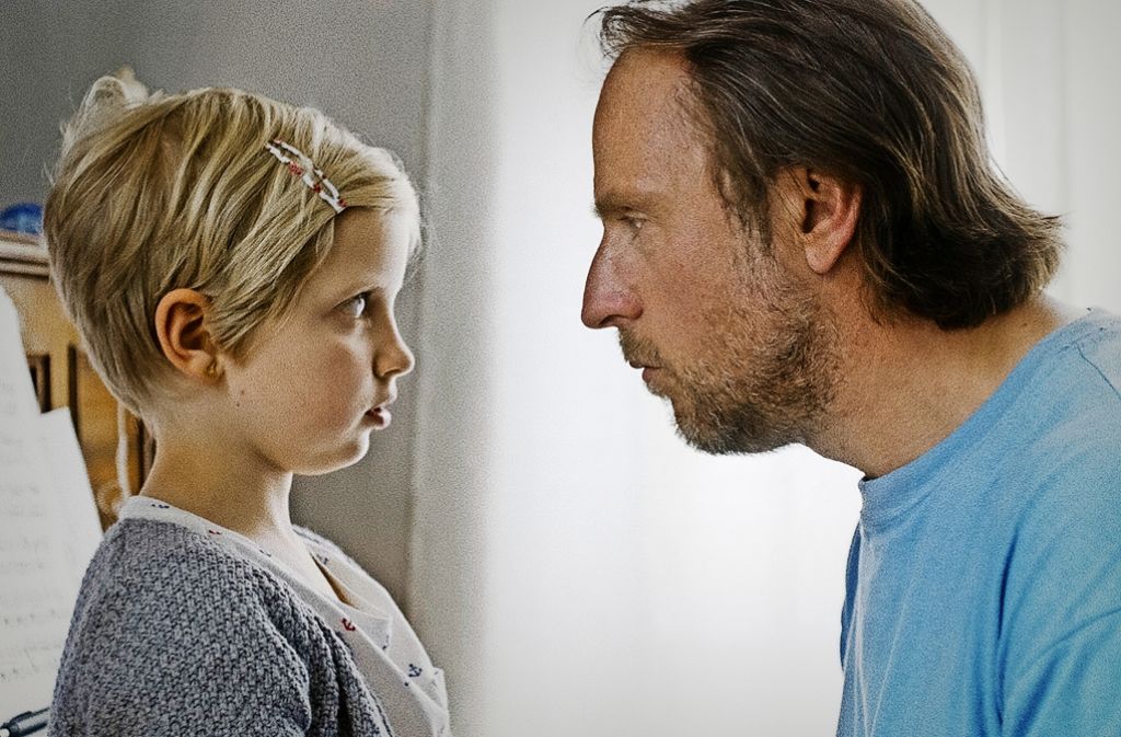 Markus (Bjarne Mädel) ist früh entschlossen, sein Leben auf ein schwer behindertes Kind auszurichten. Seine gesunde Tochter Nele (Emilia Pieske) bereitet er darauf vor.