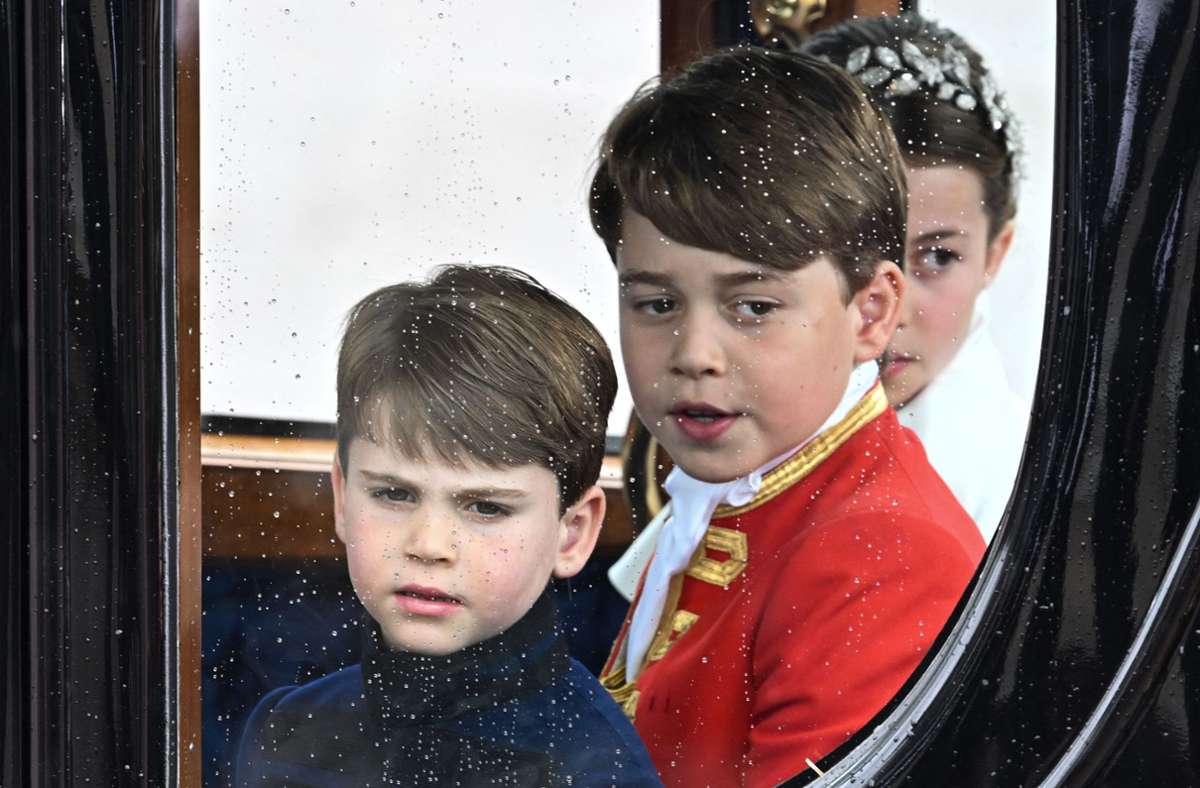 Prinz Louis, Prinz George und Prinzessin Charlotte( von links) bei der Kutschfahrt zurück in den Palast.