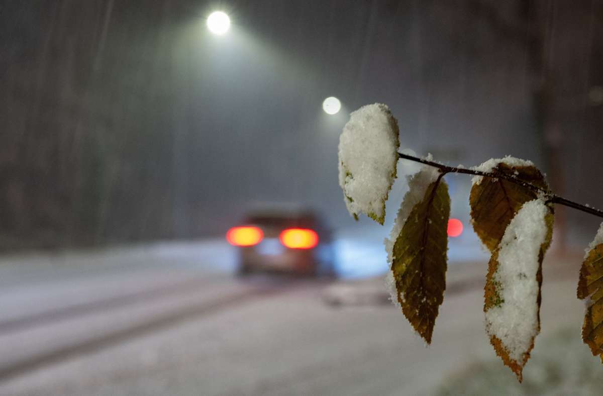 Schneebedeckte Straßen in Stuttgart – der Winter kam am Sonntagabend mit Macht.
