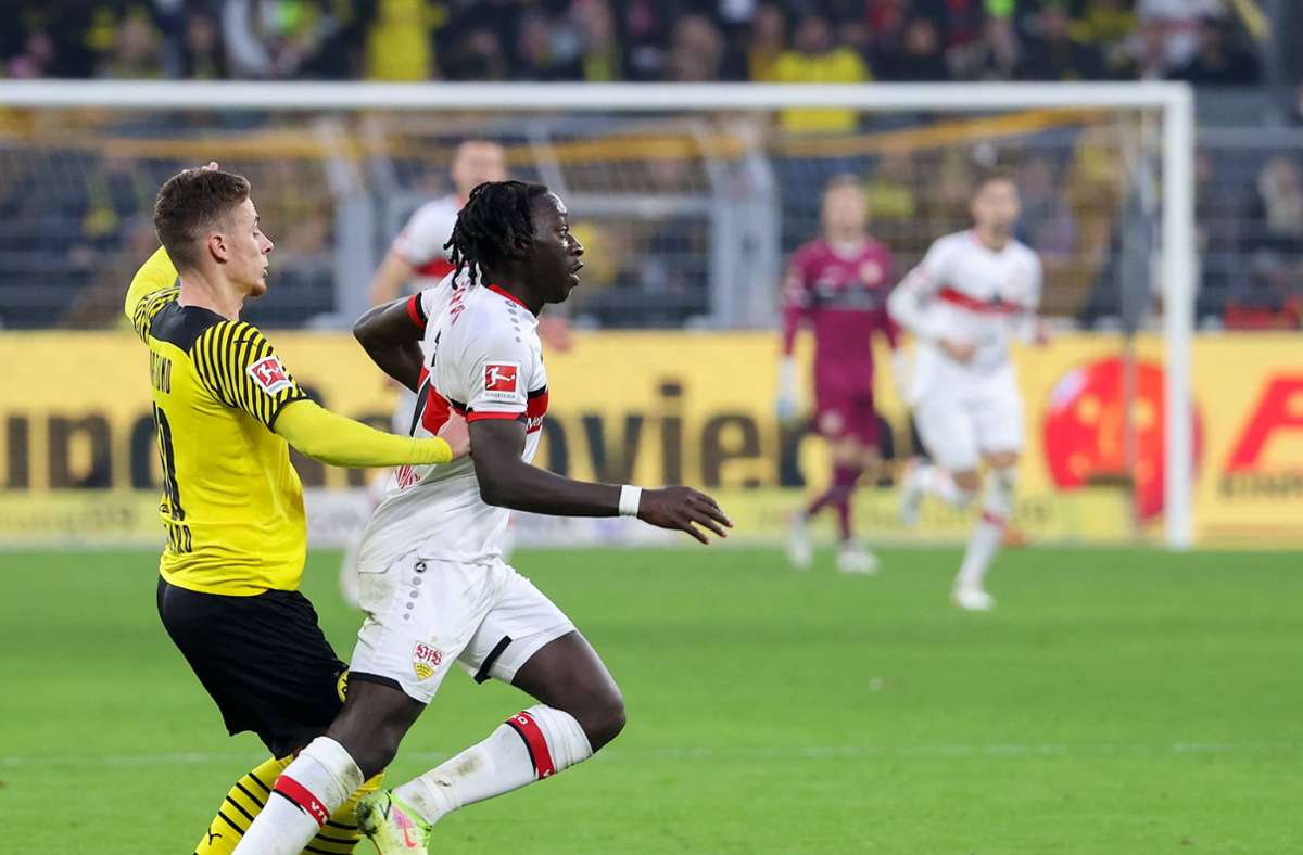 Bitter war die Niederlage beim BVB in der Vorrunde für Tanguy Coulibaly (re.) und den VfB, das Siegtor der Dortmunder zum 2:1 fiel kurz vor Schluss. In der Rückrunde ist das Ziel der Stuttgarter klar: Dem Favoriten an Spieltag 29 im Heimspiel ein Bein stellen.