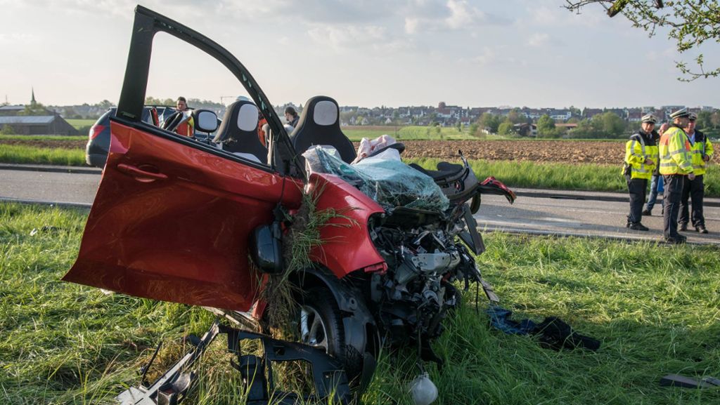  Bei einem Unfall auf einer Straße zwischen Leonberg und Ditzingen ist eine Mutter gestorben. Ihre beiden Kinder wurden schwer verletzt. Ein Geländewagen hatte den Smart der Frau frontal gerammt. 