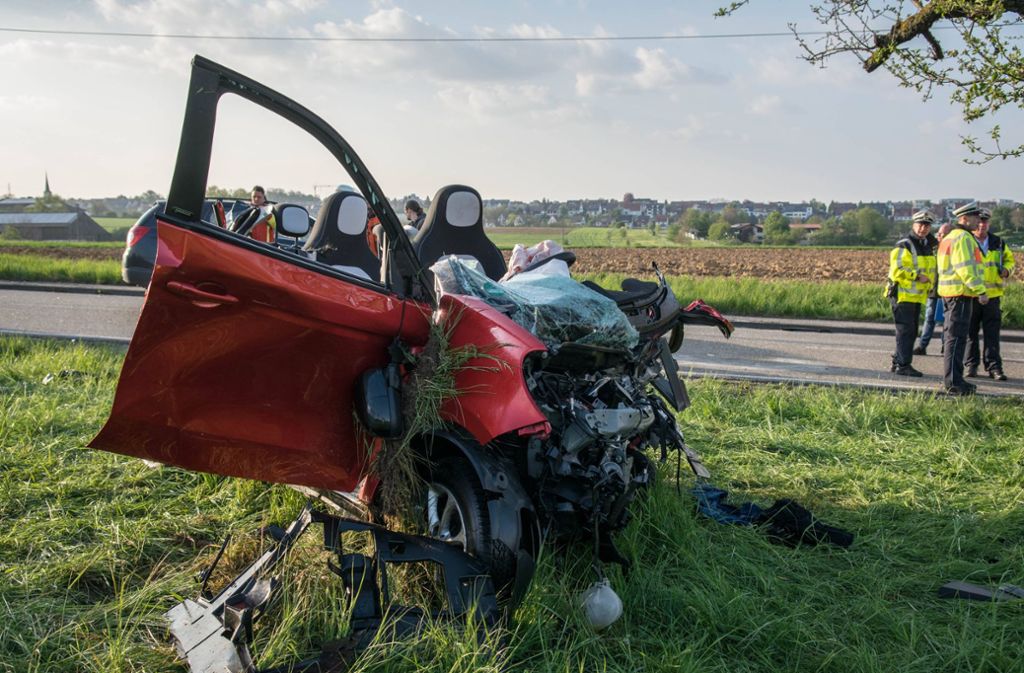 Die Fahrerin des Smarts ist bei dem Unfall ums Leben gekommen.
