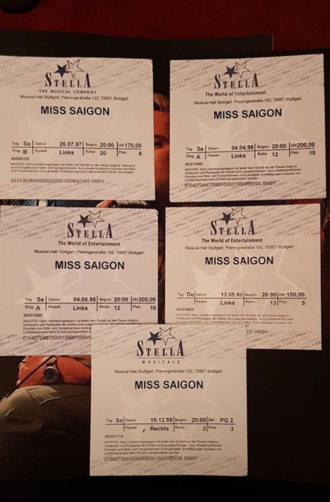 Klaus Schnaidt vom Musical-Fanclub hat alte Karten für „Miss Saigon“ aufbewahrt.