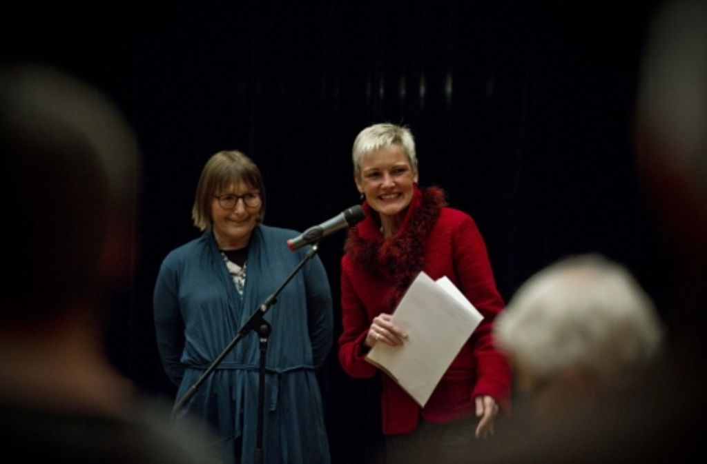 StZ-Redakteurin Renate Allgöwer (links) mit VHS-Leiterin Dagmar Mikasch-Köthner.