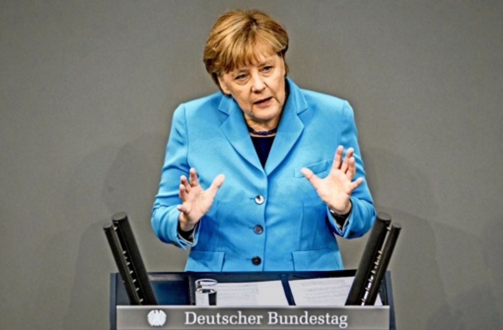 Zwei aus der Union, aber mit ganz unterschiedlichen Meinungen: Angela Merkel und Hans-Peter Friedrich Foto: dpa