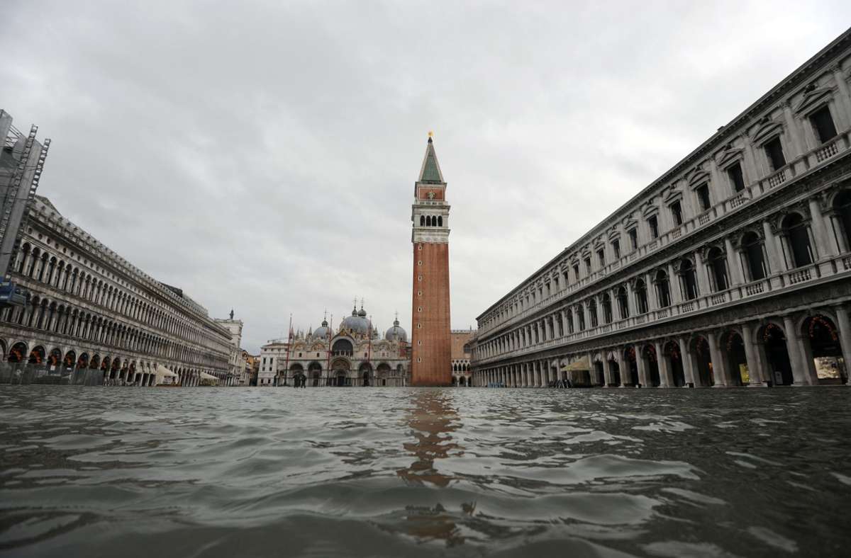 Der überflutete Markusplatz: Starke Regenfälle und steigende Pegel haben im italienischen Venedig Teile der Stadt unter Wasser gesetzt – darunter auch den weltberühmten Markusdom (ganz hinten).