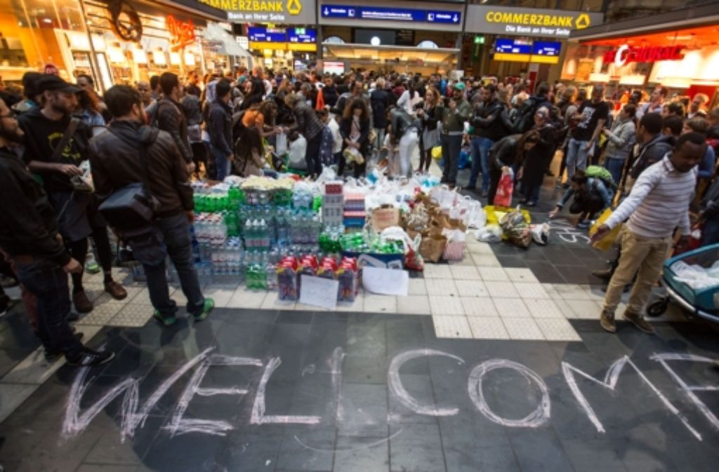Frankfurt/Main: „Welcome“ – Helfer haben das Wort mit Kreide auf den Boden geschrieben.