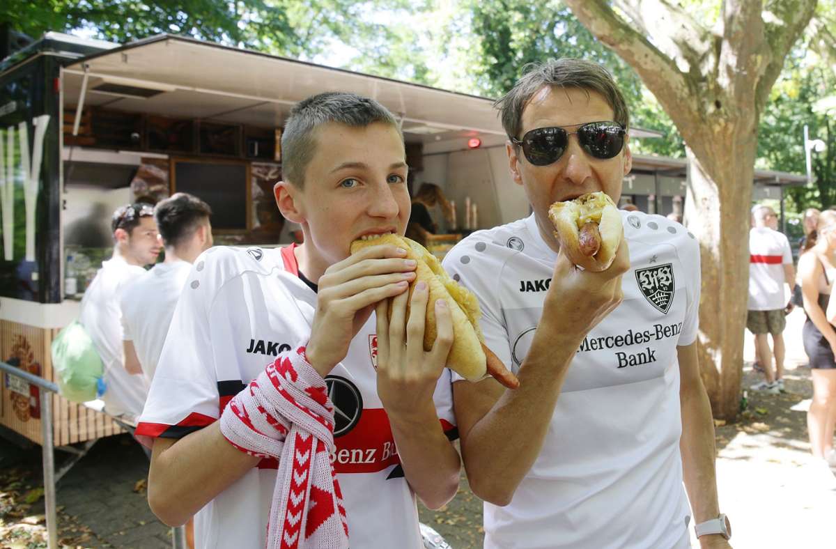 Diesen VfB-Fans scheint die Wurst zu schmecken. Foto: Pressefoto Baumann/Hansjürgen Britsch