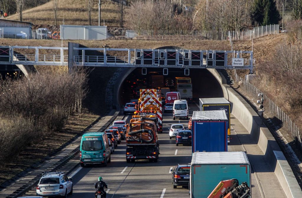 Wie die Polizei berichtet, musste ein Lastwagen im Engelbergtunnel aufgrund eines Stau abbremsen.