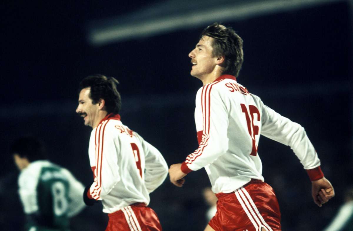 Peter Reichert (re.) und Hermann Ohlicher vom VfB Stuttgart bejubeln am 3.12.1983 das 3:0 gegen den SV Werder Bremen. Man beachte die rote Hosen und langärmligen Trikots mit roten Bündchen . . .