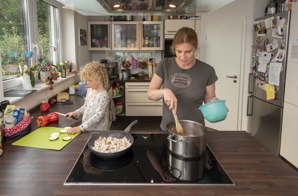 Nina Arnold und ihre fünfjährige Tochter Elly kochen Paprikageschnetzeltes mit Reis für die Nachbarin