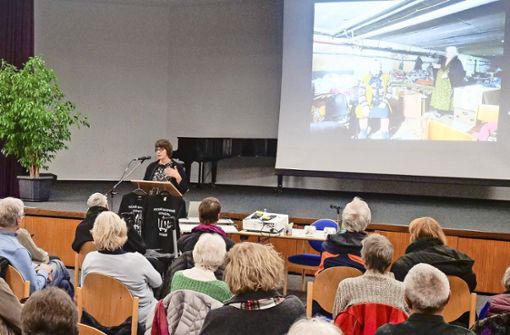Andrea Beer während ihres  Vortrags  im   Leonberger Haus der Begegnung: Sie schilderte die Gräuel des Krieges.Foto: Simon Granville Foto:  